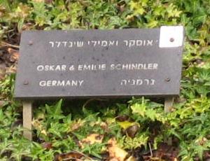Photo of Oskar Schindler's plaque at Yad Vashem